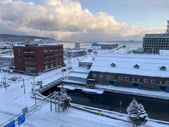 冬の北海道旅・2日目＠小樽。運河沿いのホテルの部屋からの朝の眺めは爽やかそうで、ふらりと海辺の方へ歩きたくなるけど、もちろん寒いのでそんなことはしません。