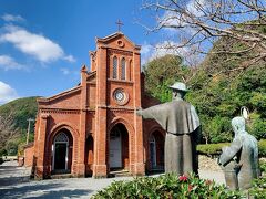 堂崎天主堂は1908年に完成しました。　自由と愛の使者「復活の夜あけ」という銅像が天主堂を見守っています。