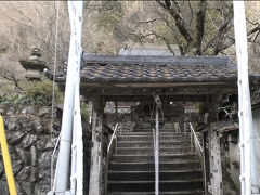 袋田の滝の入口の少し手前に、四度瀧不動神社の本殿があります。寒かったので、階段は登らず素通りしちゃいました。