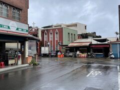 駅の真正面の風景がこちら。
ローカルなお店が並ぶ中、教会らしき建物も見えています。