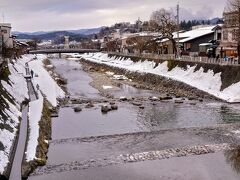 鍛冶橋から宮川の下流側（足長像側）を撮影…

宮川朝市が右岸沿いに並びますが、夕刻近いし今日の観光ではスルーします(^^)