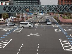 安定の円形の歩道橋をこえれば