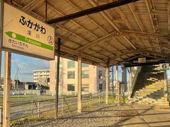 深川駅に到着後、留萌本線のホームへ移動しました。
