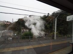 伊豆熱川駅14時36分着、3分停車。
温泉櫓から立ち上る湯けむり
往路は車内で出会った旅と鉄道好きの女性トラベラーさんとの話に盛り上がって写真撮るの忘れちゃったから。