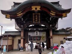 高山別院の正式名称は光曜山照蓮寺だそうです(^^)

境内は広そうですが、時間に余裕がないので、山門だけ撮影して次へ…