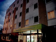 松浦での宿泊はアミスタホテル[https://www.amistad-hotel.com/]です。
駅からすぐの場所に立地しているので便利です。
ただ、街にはほとんど人の姿はありません。