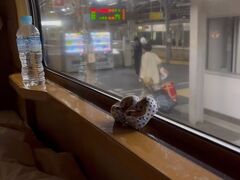 駅のホームからだとこんな感じ。
この電気を消した雰囲気の中でたまに入る月の光、街灯が入ってくるのが楽しかった。