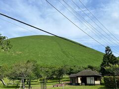 伊東近くで観光できるところを探していて、「大室山」に釘付けになってしまい、
ここは絶対寄りたい！と思っていました。

この形！抹茶のプリンみたいです。