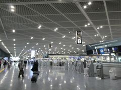 成田空港着。
やっぱり成田は遠いです。
第１ターミナル南ウィングは、それほど混雑していない感じです。