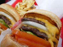 最初に向かったのは、やっぱりIn-N-Out Burger。
最近の定番ルートです。
機内食を食べて以来何も食べていなかったので、肉のうまさが五臓六腑にしみわたります。