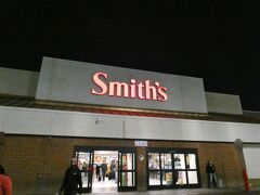 ついでにスーパーによって、食材を調達します。
お気に入りだった、Smith'sの６本9.99ドルのクラフトビール詰め合わせが、11.99ドルに値上がりしていました。うーん、それなら普通のビール６本でいいや。