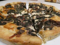 ホテルに一旦帰還。
ホールフーズで買ったピザを焼いて、遅めの昼食です。