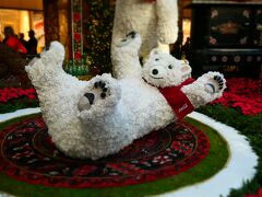 ダウンタウンサマリンを一通り巡ったら、続いて訪れたのはここも久しぶりのベラージオ。
ボタニカルガーデンは、恒例のクリスマスイルミネーションでした。
クマが可愛い。