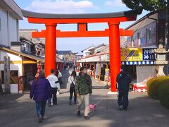 肥前浜の駅ではレンタサイクルを貸し出していました。
今回はバスと徒歩で街を廻ります。
宿場町を抜けて、バス[https://www.yutoku.jp/]に乗ります。
バスは乗客が多く、立つことに。
とはいえ5分もせずに祐徳神社[https://www.yutokusan.jp/]に到着しました。

バスを降りて、参道を進みます。
結構な数のお店が連なっています。
正月などは結構な賑わいになることが想像できます。