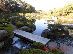 公園の南側にある福岡県立大濠公園日本庭園の内部です。結婚式を挙げたと思われるカップルが園内で写真撮影をしていました。