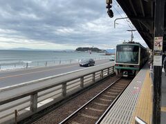 最初の目的地。
ここで江ノ電と江の島と海の３ショット写真撮影～
駅から歩いて数分の、有名な撮影スポットにも行く予定でしたが、面倒なのでこのまま折り返します。