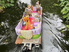 この日はアニマルキングダム。
カウントダウンの反動か、園内、空いています。

結局、前日に引き続きゲートで引っかかる。今日はその場で端末を操作してくれて入れてもらえた。嫌な予感がしたので前夜にホテルのフロントで確認したのですが、「アプリにチケット予約が確認できるので大丈夫」と言われたのに・・・

園内に流れる川をふらっと見ると、ミッキーたちがやってきます。
アメリカでは日本に比べてミッキーの人気が低い(笑)
この後も日本みたいに囲まれていないミッキーをいっぱい目撃します(笑)

朝一からどのアトラクションも待ち時間短めなので、家族の反対を押し切ってまずは絶叫系のエクスペディションエベレストへ！

次女は断固乗車拒否で、嫁と長女の三人で乗りに行く。
待ち時間は10分表示ですが、実際はそんなに待っていません。

これ、面白い！
行ったら乗るべき！！
嫁さんは、これが滞在中1,2を争うほど上位で楽しかったアトラクションだそうです。※もう一つはアバター

乗り終えた後にもキリマンジャロサファリのジーニー+まで時間あるので、イッツタフトゥビーアバグなど乗って時間を調整。