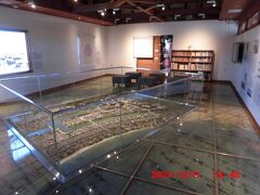 鴻臚館跡展示館の北に「福岡城むかし探訪館」があります。福岡城に関する説明や鎧、刀剣、ジオラマなどが展示されている無料施設です。ジオラマが目立ちます。