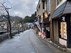 川の両側にいろいろな店があります。浴衣で歩いている人もちらほらと。