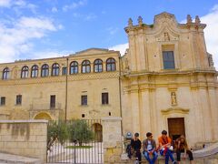 展望スポットの左手にたつこの教会は1592年建建造のサンタゴスティーノ名誉騎士団の修道士にる修道院と1594年建造のサンタマリアデッレグラツィエ教会からなる建物です。