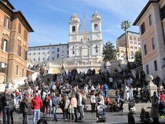 コルソ通りからコンドッティ通りに入って”Gucci”の前を通ってスペイン広場へ。新婚旅行でここに来た時、ローマ1の目抜き通りは思ったより狭いのに驚いたことを覚えていますが、あの頃より観光客は格段に増えている気がします。スペイン広場もトレヴィの泉も人がいてこそ素晴らしくいい写真が撮れる。そして快晴～、トリニタ・ディ・モンティ教会がまぶしい！

もともと坂道だったここに教会と広場をつなぐため階段がつけられたのは1725年のことで、サンクティスという無名の建築家のデザインによるものです。フランスの援助によって造られたものの、近くにスペイン大使館があったためこの名前になったそうで、当時イギリスの貴族の子息たちが修学旅行で訪れていたため、この近くにはおしゃれなティールームも残っています。昨年秋、NHKでローマから生放送された番組でも、オードリー・ヘプバーンの息子さんがこのそばにあるティールームを紹介していました。

”ローマの休日”で一躍有名になったスペイン広場ですが、左右の建物を挟んで教会へ向かってのびる階段のデザインも素敵で、オベリスクを前に立つ教会や棕櫚の木もほんとうに美しいです。上に建つトリニタ・ディ・モンティ教会は16世紀にルイ12世により建てられたゴシック風の教会で、現在もフランス人の神父によるミサが行われているそうです。正面のオベリスクは巡礼の道しるべとして建てられたもので、古代ローマ時代のものではないかと言われています。