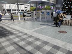 その影響で、2枚上の画像でも分かるように一方通行が逆転しており、博多駅屋上駐車場を利用する際には、進入経路に注意が必要です。

　…と思ったら、福岡市から公式にお知らせがありました。
https://www.city.fukuoka.lg.jp/hakataku/chiikiseibi/machi/chikushiguchi.html