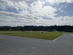 平和祈念公園に移動してきました。
ピクニックしてる親子などもいて気持ちのいい施設です