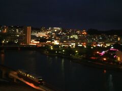 ホテルの部屋から見える夜景
手前が奥武山公園とその先には、モノレール旭橋駅、国際通り方向の夜景