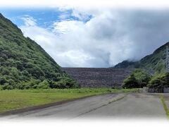 ダムと云うとコンクリートをイメージするけれど、白川郷から庄川を遡ってくると、岩を積み上げた壁が立ち塞がるように聳えている、現代のピラミッドと云っても良いかもしれない。