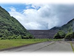 ダムと云うとコンクリートをイメージするけれど、白川郷から庄川を遡ってくると、岩を積み上げた壁が立ち塞がるように聳えている、現代のピラミッドと云っても良いかもしれない。