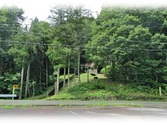 御母衣電源神社は待避所から国道を挟んだ山の斜面に鎮座します。
ダムと云うとコンクリートをイメージするけれど、白川郷から庄川を遡ってくると、岩を積み上げた壁が立ち塞がるように聳えている、現代のピラミッドと云っても良いかもしれない。

岐阜県高山市荘川町一色。
　御母衣 電源神社から南へ15分程走った荘川地内に白山神社が鎮座する。
周囲を山に囲まれ、庄川と一色川などの支流が作った扇状地に稲田が広がり隠れ里の趣がある。
　川に沿って走る国道158号線は、高速が出来る以前は高山に通じる唯一の道、今ほど整備も進んでおらず、冬季の峠越えは気の抜けない道だった。