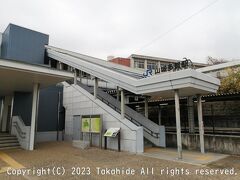 山城多賀駅

斜面に設けられた駅で、こちらは平地に面した西口です。
京都方面に乗車する場合は左手の階段を上った先に改札があります。奈良方面と東口へは右手の階段を上っていきます。
先ずは昨日に続き府道70号を歩きます。
途中で奈良街道と別れて府道256号に入り、カムループス通り(市道下居大久保線)、府道15号と北東に進みます。


府道70号：https://ja.wikipedia.org/wiki/%E4%BA%AC%E9%83%BD%E5%BA%9C%E9%81%9370%E5%8F%B7%E4%B8%8A%E7%8B%9B%E5%9F%8E%E9%99%BD%E7%B7%9A
奈良街道：https://ja.wikipedia.org/wiki/%E5%A5%88%E8%89%AF%E8%A1%97%E9%81%93_(%E4%BA%AC%E9%83%BD%E5%BA%9C)
府道256号：https://ja.wikipedia.org/wiki/%E4%BA%AC%E9%83%BD%E5%BA%9C%E9%81%93256%E5%8F%B7%E5%B1%B1%E5%9F%8E%E7%B7%8F%E5%90%88%E9%81%8B%E5%8B%95%E5%85%AC%E5%9C%92%E5%9F%8E%E9%99%BD%E7%B7%9A
カムループス通り(市道下居大久保線)：https://www.kcn-kyoto.jp/tsu-shin/2011/05/post-13.html
府道15号：https://ja.wikipedia.org/wiki/%E4%BA%AC%E9%83%BD%E5%BA%9C%E9%81%9315%E5%8F%B7%E5%AE%87%E6%B2%BB%E6%B7%80%E7%B7%9A