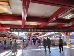 2023年1月3日太宰府駅です。

西鉄福岡(天神)駅に行くと臨時列車急行太宰府行きが表示されていました。普通電車には乗らずに臨時列車が来るホームに並んでると、すぐに入線してきたので乗り込みました。
博多バスターミナルから太宰府行きバスも出てますが1日～3日迄は運休。自動車とかで来ると大渋滞してますからね。バスは当然無理ですね。