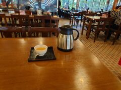 松島茶屋に入りました。すぐにお茶入りポットと湯呑を持ってきてくれます。
食事して出て来たのですが梅が枝餅を食べたい。