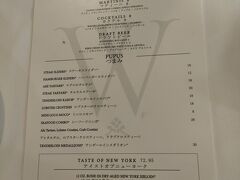 本日の晩御飯はウルフギャングのハッピーアワーです。

16時15分ごろに到着しましたので、入ってすぐのテーブル席に座れました。