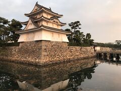 高松城跡。
艮櫓（国の重要文化財）。
瀬戸内海に面して築城された海城で、日本三大水城（高松城・今治城・中津城）の1つ。

高松城観光後は、女木島・男木島行きのフェリーが出航する高松港へ向かう。