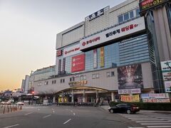 韓国の朝は遅いです。というのは別に人の活動する時間が遅いのではなく、夜明けが遅いんですよね。そして日没も遅いです。
というのも日本と韓国は時差がないですが、日本より西にあるのでその分太陽の動きが遅くなります。日本も明石が標準時で明石よりも東京が東にあるという事もあり、体感的には東京と比べると１時間くらい遅く日の出という事になります。実際１１月末でしたが日の入りは結構遅かったんですよね。

そして富平駅から地下鉄に乗りますが仁川地下鉄１号線に乗ります。なので今回は地下へと向かっていきます。