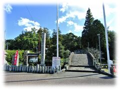 13:30豊後一之宮西寒多神社到着。
　寒多川右岸沿いに鎮座し、川面に写る萬年橋と藤の花の美しさで知られる神社。
旧国幣中社で豊後一之宮。