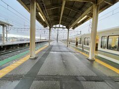 いい加減に切り上げて安曇川で降りますが、しかし雨。後で聞いたところによると近江今津まで行った方が都合が良かったそう。