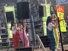 佐野駅前では何やらイベントが。
調べたら「第7回さの新春うんめえもんまつり」のアイドルステージでした。
オタク系の声援が賑やか。