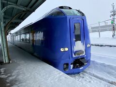 3日目。
旭川に向かう特急サロベツは10分程度の遅れ。宗谷本線は単線なので、行き違う列車（気動車なので電車ではない）に遅れが生じると影響を受けるようだ。加えて線路沿線にいろいろな動物が出てきており、それにも影響されたとのアナウンス。やはり別世界。