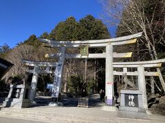 腹ごしらえをして、改めて三峯神社の三ツ鳥居をくぐる。