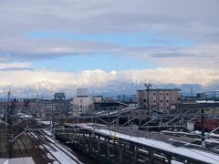 高岡駅で一旦、改札を出ます(^^)

立山連峰は見えたり、見えなかったり…

今回も「富山の本気」には出逢えませんネ(-_-;)