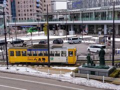 高岡駅北口が発着の起点となる万葉線です(^^)

大伴家持殿の後ろ姿も…w

そろそろ高岡駅に戻りましょう(^^)