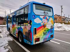 終点の氷見駅で市街地周遊バスに乗り、ひみ番屋街を目指します(^^)

怪物くんのラッピング・バスはコンパクトサイズ…