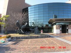 福岡市博物館の西にある福岡市総合図書館に移動します。立派な建物でした。