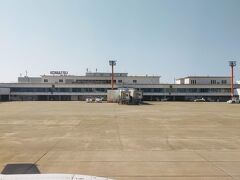 小松空港　今まで利用した中で一番地味な空港　でも2階のお土産屋は結構充実していたし1階には地元のパンも売っていた　コーヒーパンがおいしかった　人も少ないせいかやけに落ち着く
