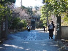 駆け込み寺として有名な東慶寺の前を通って・・・