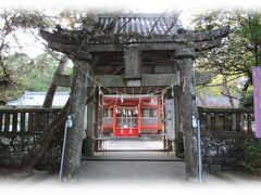 奈多宮の社頭は海岸から始まる。
　海岸に一ノ鳥居を構え、そこから松並木の中に参道が続き、写真のニノ鳥居と神門を経て社殿に繋がる。