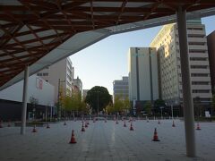 広い駅前広場。
歩行者空間が広い。